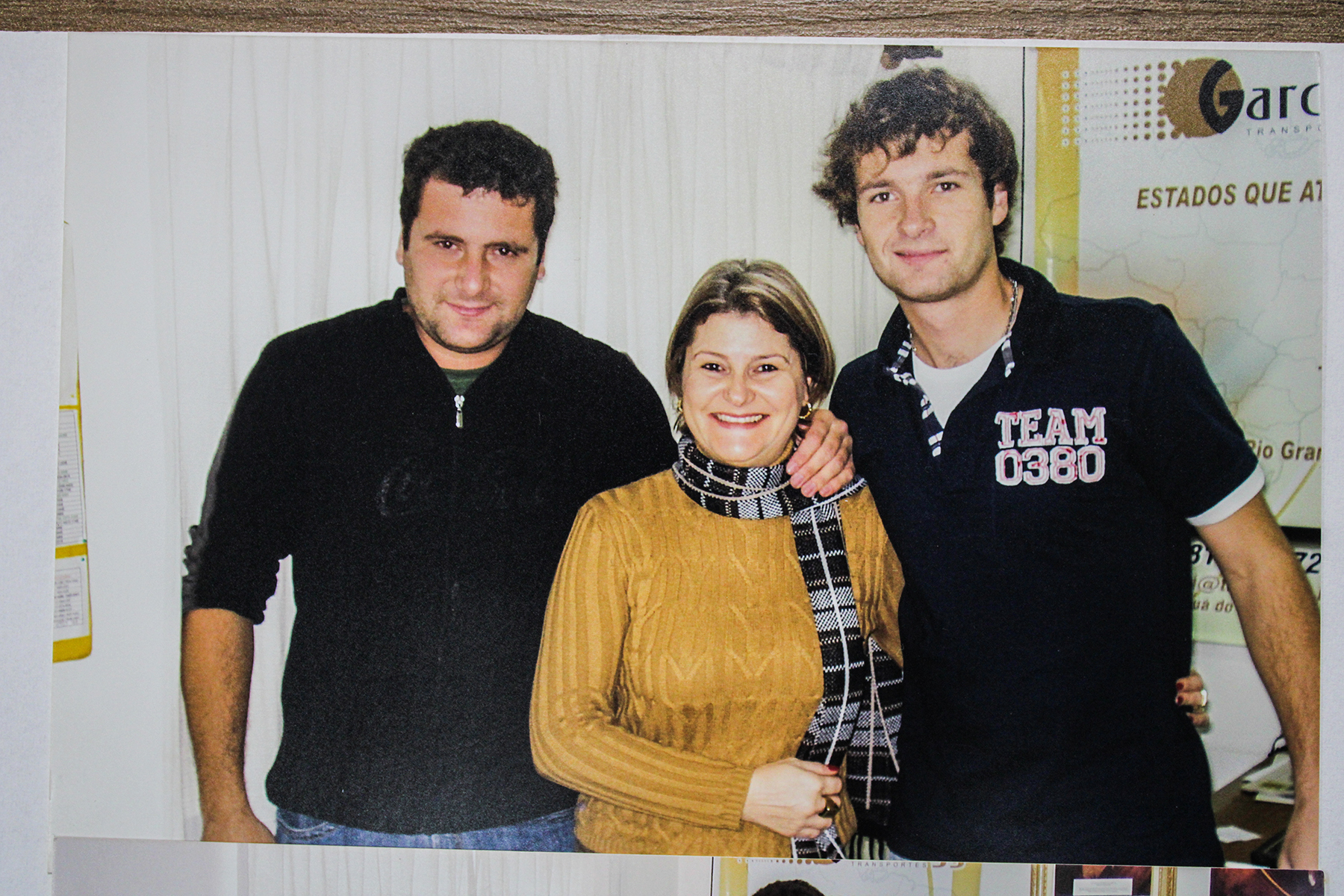 Jonathan (E), Ediana e Jean Garcia, na antiga sede da Gartran | Fotografia do arquivo da família Garcia