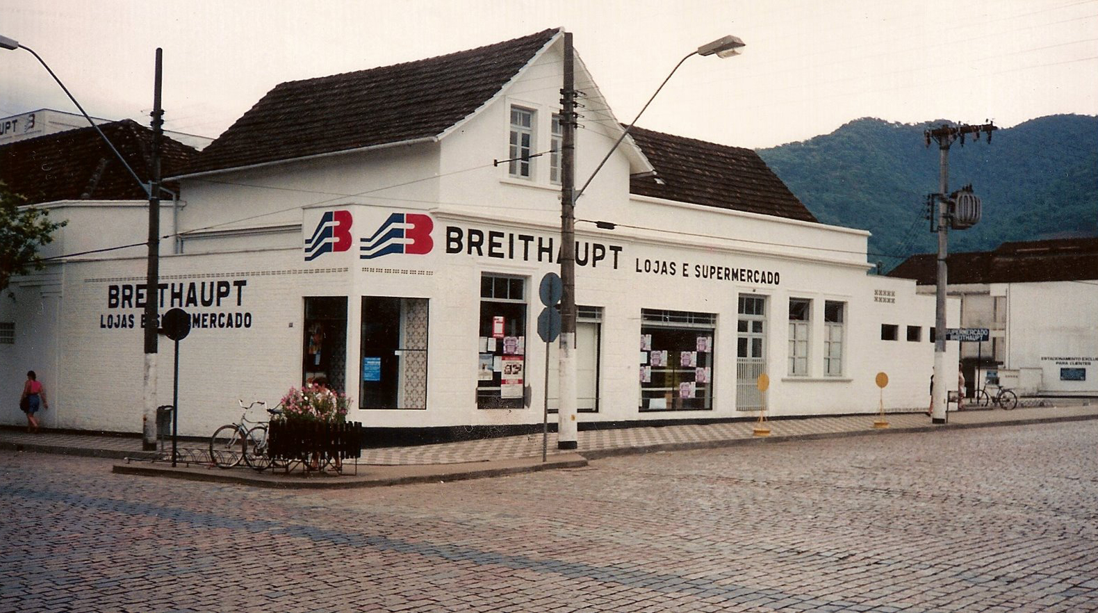 Supermercado Breithaupt na década de 90. O acesso à lanchonete era feito por essa entrada. Foto: Acervo família Breithaupt 