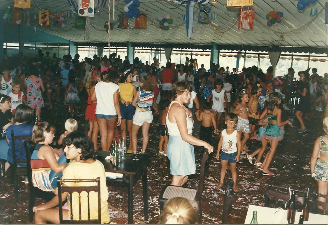 No baile infantil de 1986, mães fazem uma roda de "fofoca" no meio da folia 