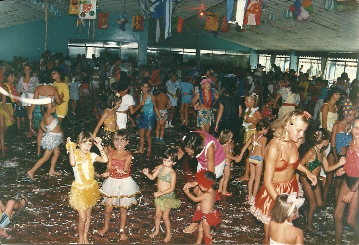 A criançada se divertindo com confetes no baile infantil de 1986