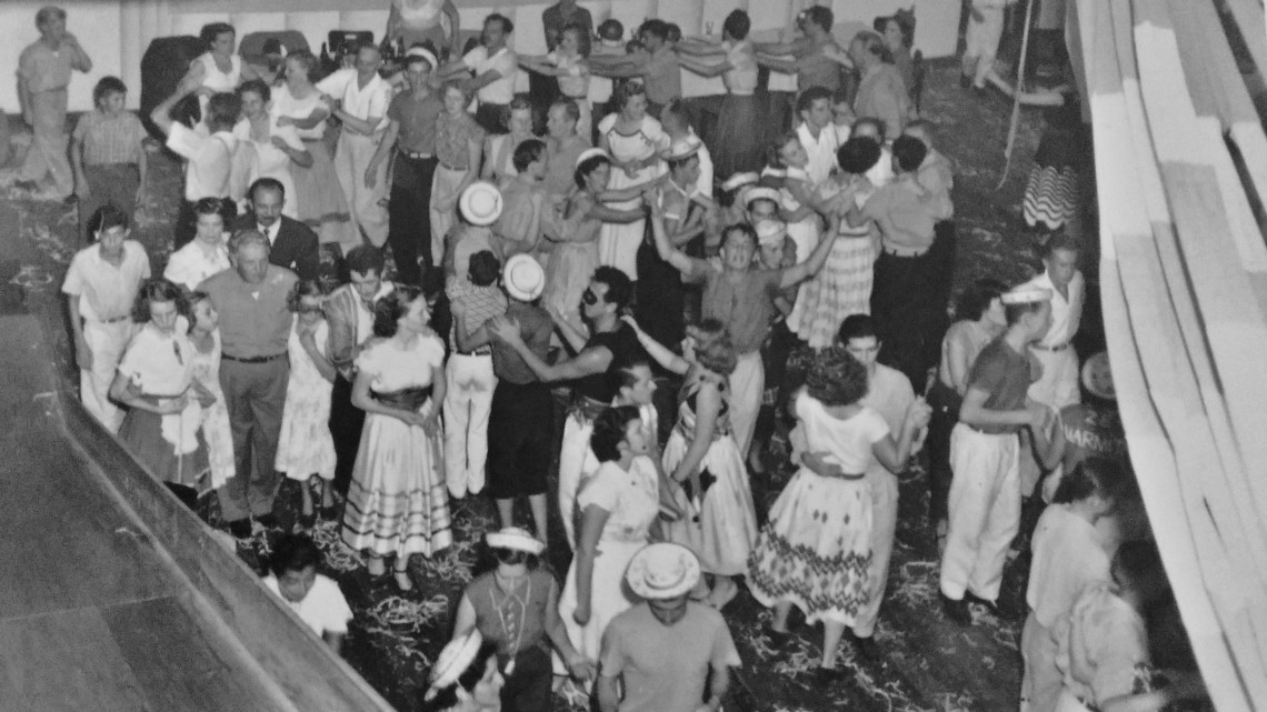 Galera muito animada fazendo trenzinho no baile de Carnaval do ano de 1953