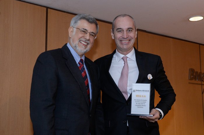 O Diretor Superintendente Administrativo Financeiro da WEG André Luis Rodrigues (dir) recebe o prêmio em nome