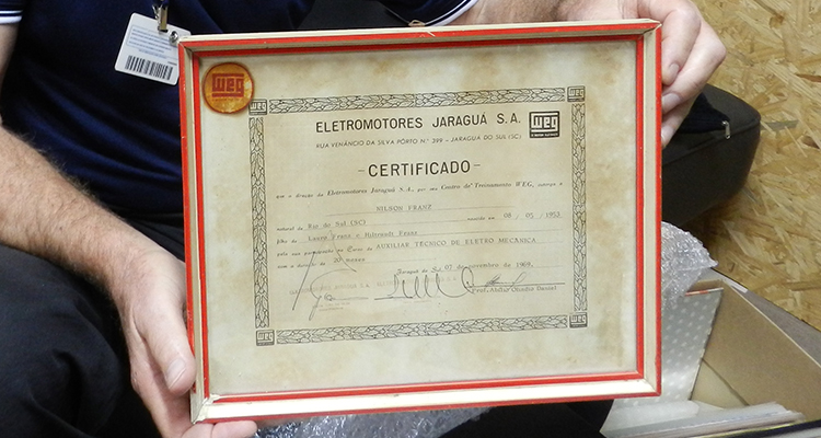 O certificado do curso, que teve duração de 20 meses (foto: Gabrielle Dias Figueiredo)