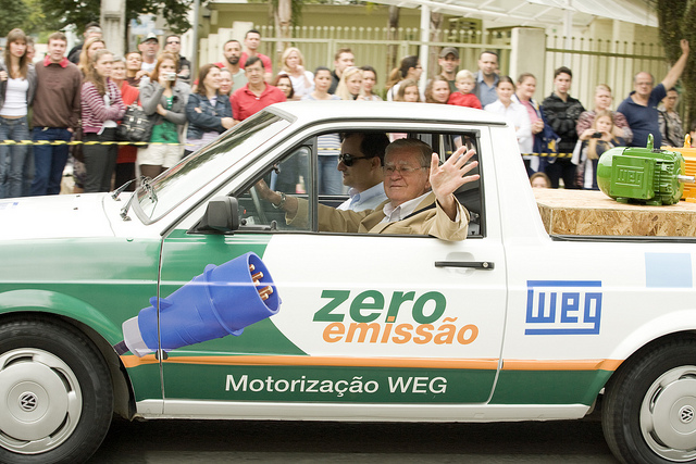 Sr. Werner Voigt em desfile de 7 de Setempro, apresentando à população jaraguaense um dos carros elétricos equipado com soluções WEG