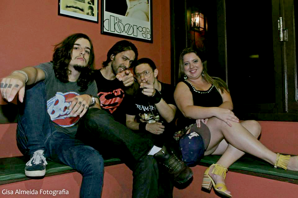 A noite de sexta-feira (09) ao encargo da banda Los Vegas no The John (foto Gisa Almeida)