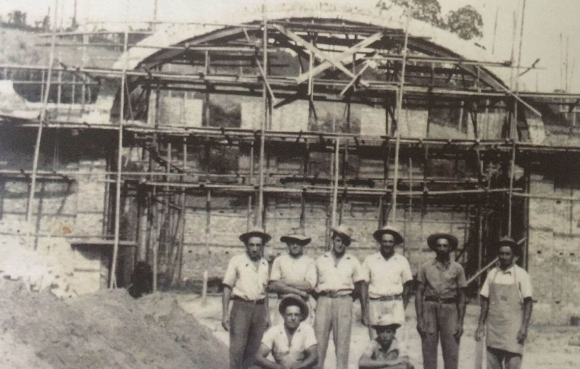 Construção da fachada da Igreja Matriz em andamento, no ano de 1958. Fonte: Acervo pessoal de Carolina Brugnago.