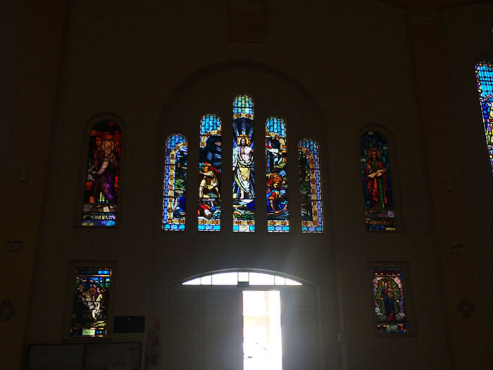 Vitrais localizados na lateral esquerda, representam a ressurreição de Jesus Cristo. Crédito: Isabel Debatin.