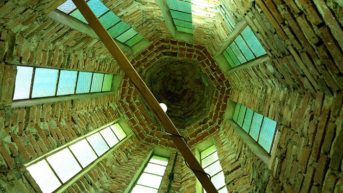 Interior da torre do lado direito, destaque para os tijolos a vista, os quais foram reaproveitados da antiga igreja. Crédito: Paulo Welter.