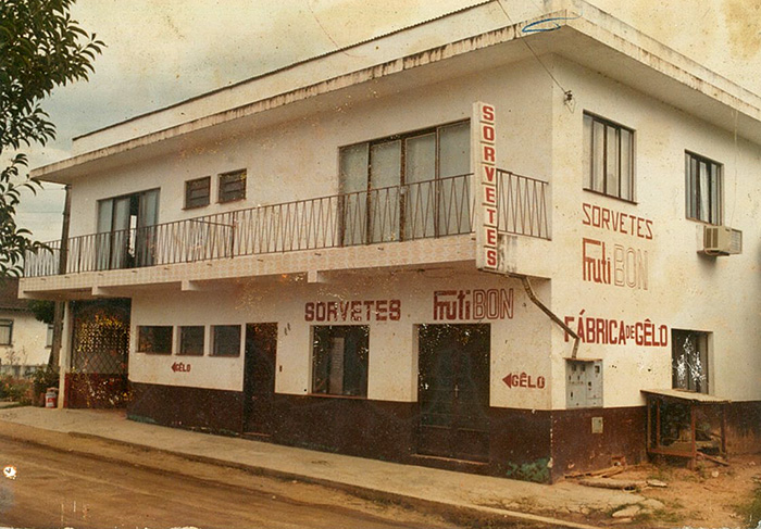 Fábrica da Sorvetes Frutibom, Jaraguá do Sul, década de 80. Foto: Tatiane Joner, arquivo pessoal