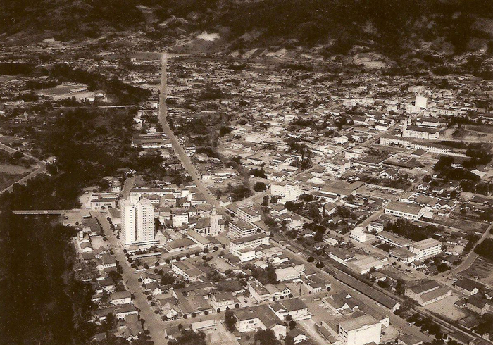 Foto Victor Bento, São José dos Pinhais. JGS década de 70, logo após a conclusão do Edifício Jaraguá. - Acervo Particular LLZH