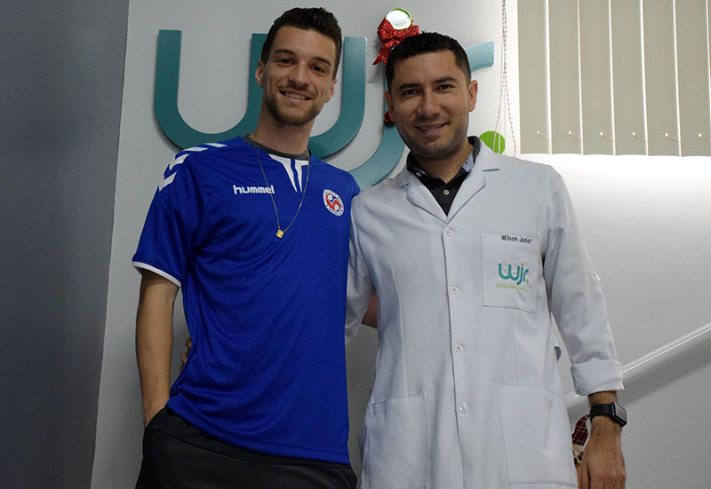 Após um ano sem lesões, Deretti (E) aproveitou as férias em Jaraguá para fazer avaliações com o fisioterapeuta do Jaraguá Futsal, Wilson Junior | Foto Lucas Pavin/Avante! Esportes