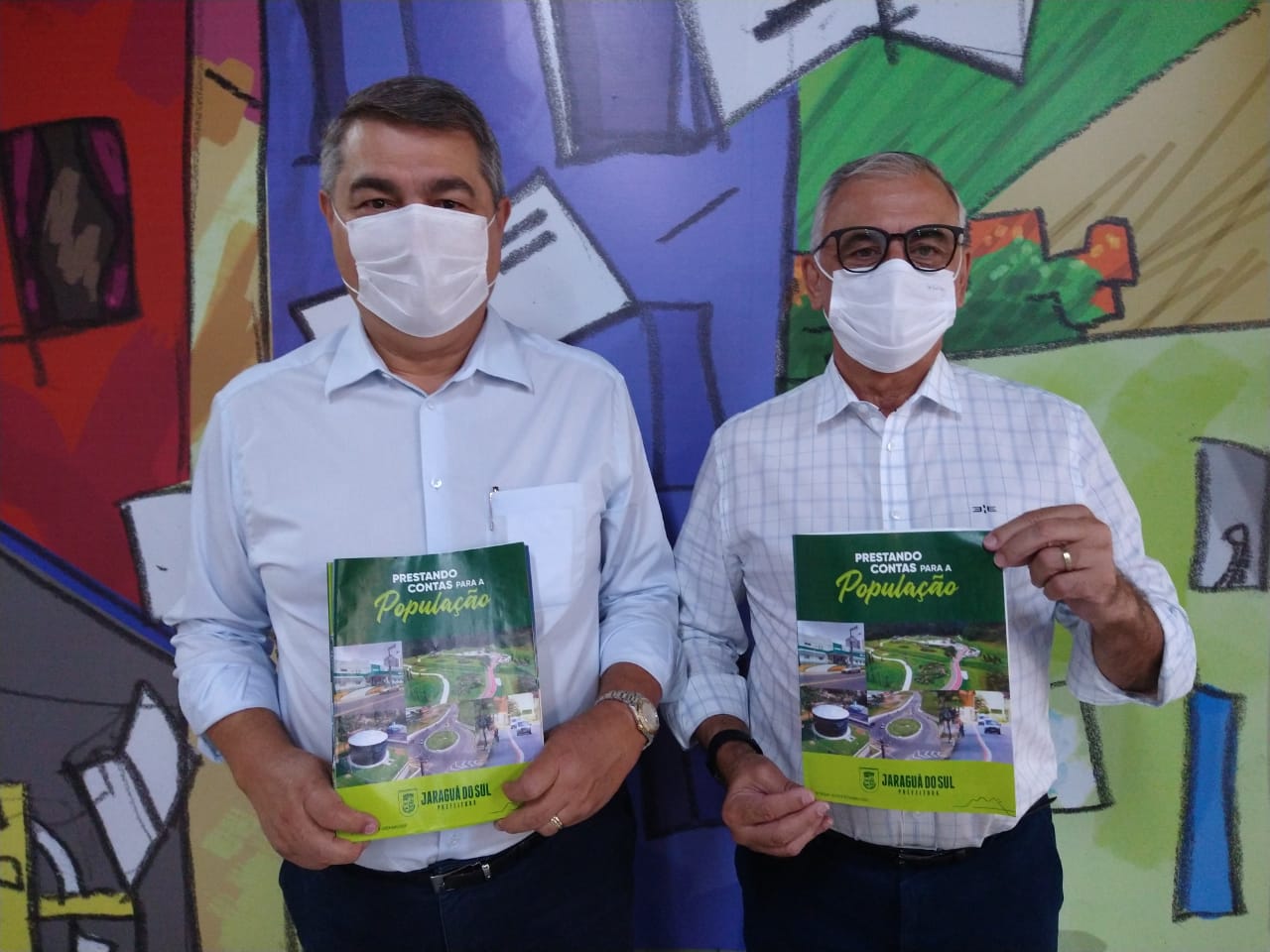 Lunelli e o vice Jair Franzner com as revistas de prestação de contas da Prefeitura de Jaraguá que já estão na oitava edição | Foto: Áurea Arendartchuk