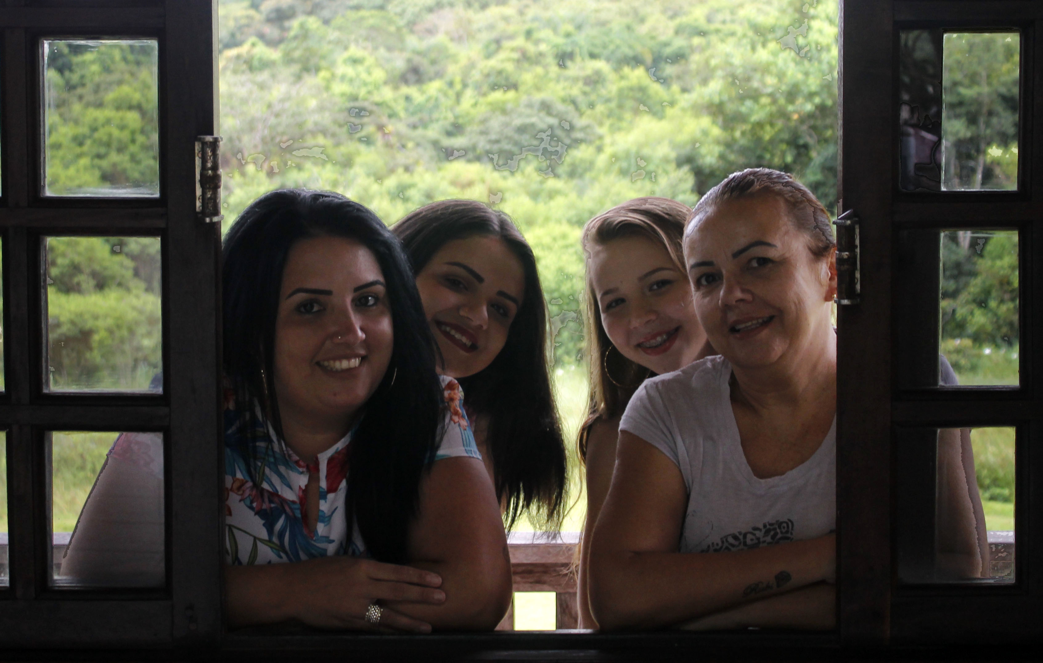 Daiane (à esquerda), a filha, Beatriz, Heloísa com a mãe Eliane | Foto Windson Prado/OCP News