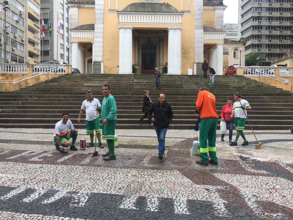 Custo da operação de limpeza do piso do Largo João Paulo II pode ser cobrado dos responsáveis

Fotos Divulgação/PMF
