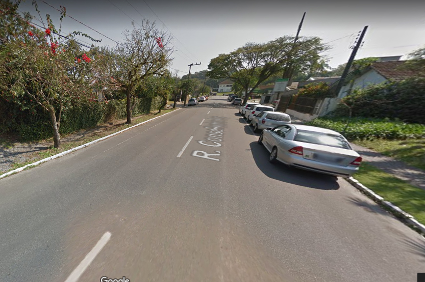 Agora, a faixa, que antes acabava na Rua Timbó, ficou 135 metros mais longa, cobrindo a rua até o entroncamento com a Frederico Hübner | Imagem Google Street View