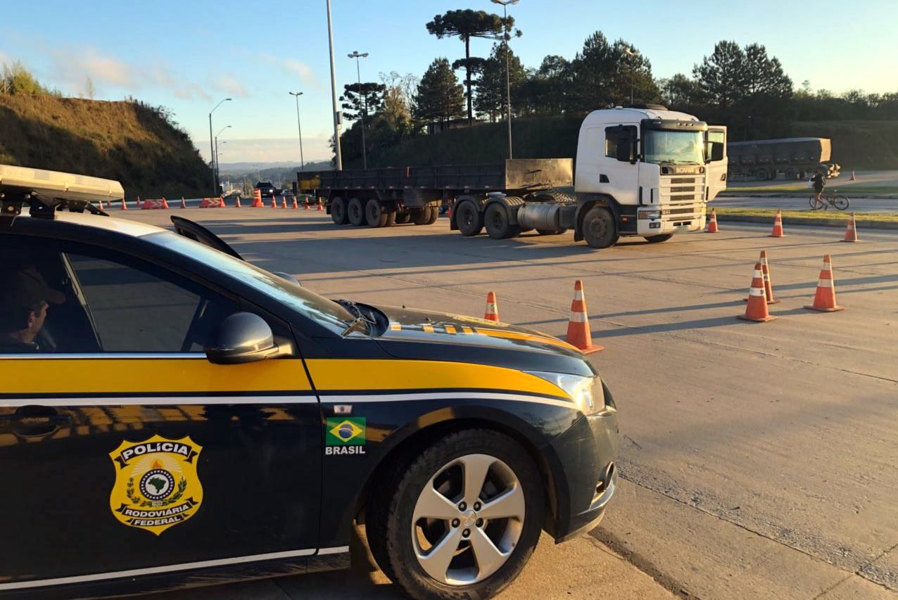O caminhão é registrado em Curitiba, e possuía restrições que impediam seu licenciamento desde 2011 | Foto: PRF/Divulgação