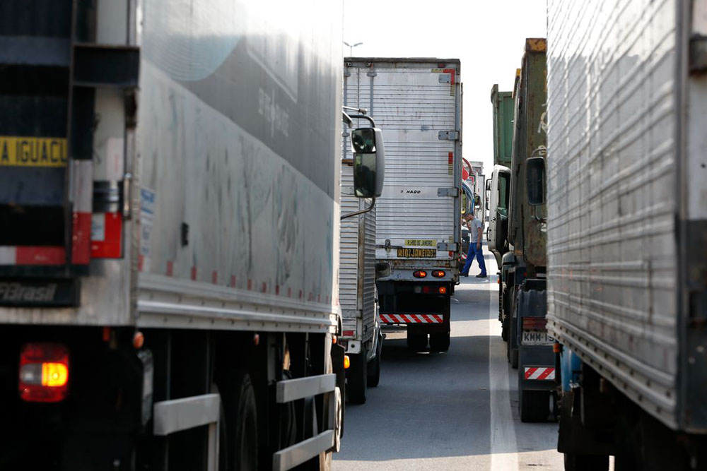 Sem caminhões na estrada por
11 dias, empresas reduziram
volume de exportações em maio 