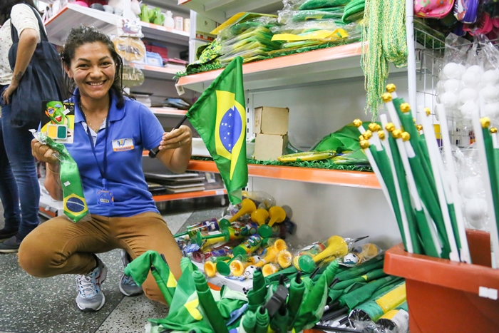 Artigos em alusão à Copa do Mundo são a grande aposta do comércio para as próximas semanas | Foto Eduardo Montecino/OCP News