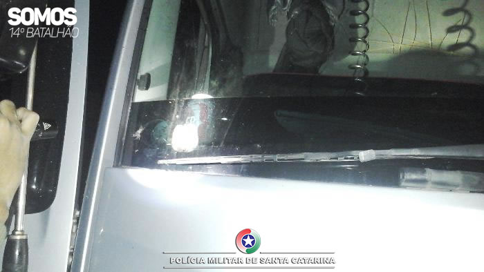 PMs da Radiopatrulha localizaram o caminhão do acusado na rua Germano Mahnke, no bairro João Tozini | Foto: 14º BPM/Divulgação