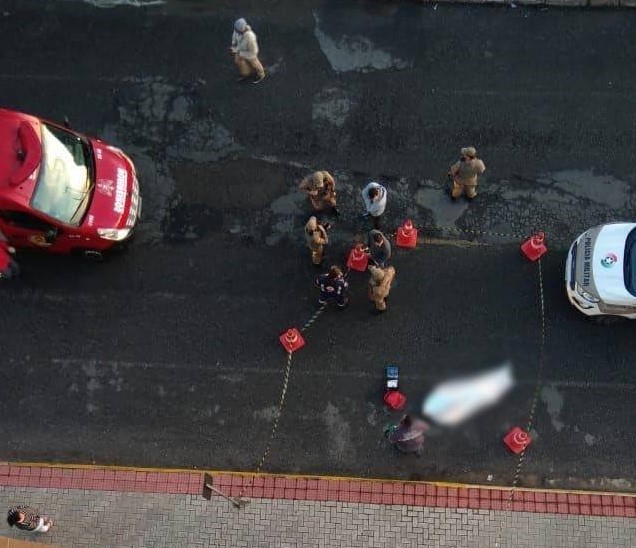 Corpo ficou estirado na rua após a queda | Foto: Reprodução Whatsapp/Divulgação
