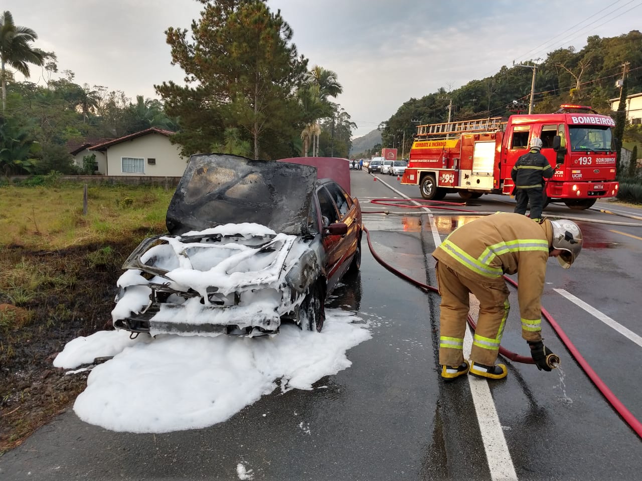 Bombeiros apagaram fogo que consumiu um Volkswagen Passat, com placa de Pomerode (SC) | Foto Fábio Junkes/OCP