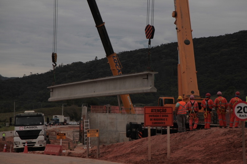 Obras do anel viário, no município de Biguaçu, no entroncamento com a SC-407; 70% do traçado está em andamento |
Foto Fábio Queiroz | Agência AL