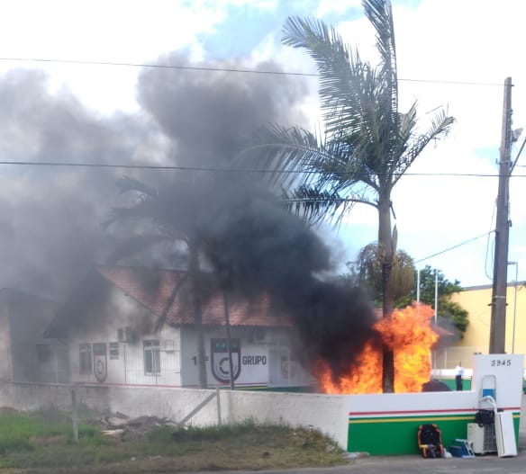 Motorista ateou fogo no carro dentro do pátio do posto policial | Foto/Divulgação