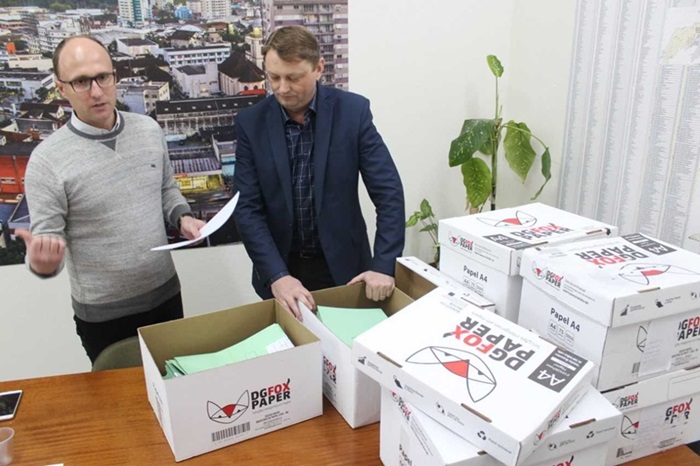 Marcio Erdmann entregou a Eduardo Bertoldi ontem sete caixas com nome e endereços de empresas que serão fiscalizadas pela Secretaria de Planejamento