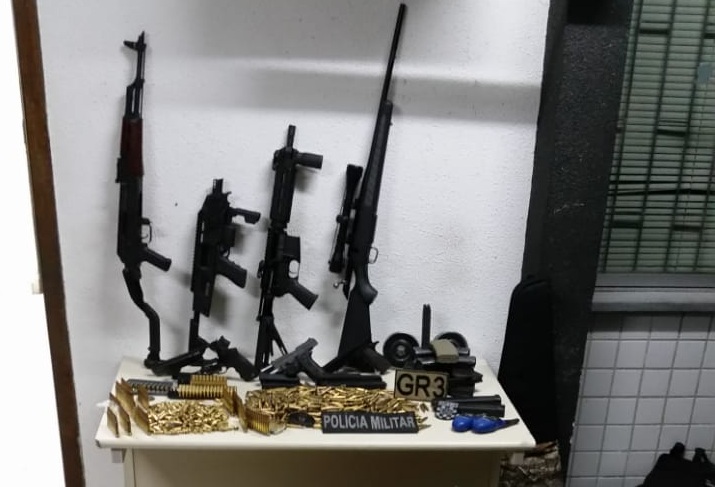 Entre as armas de grosso calibre estão os fuzis .243, Colt e o russo AK-47 | Foto: Polícia Militar