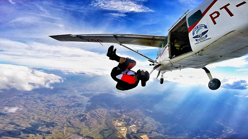 Dicas no paraquedismo - Paraquedista saindo do avião