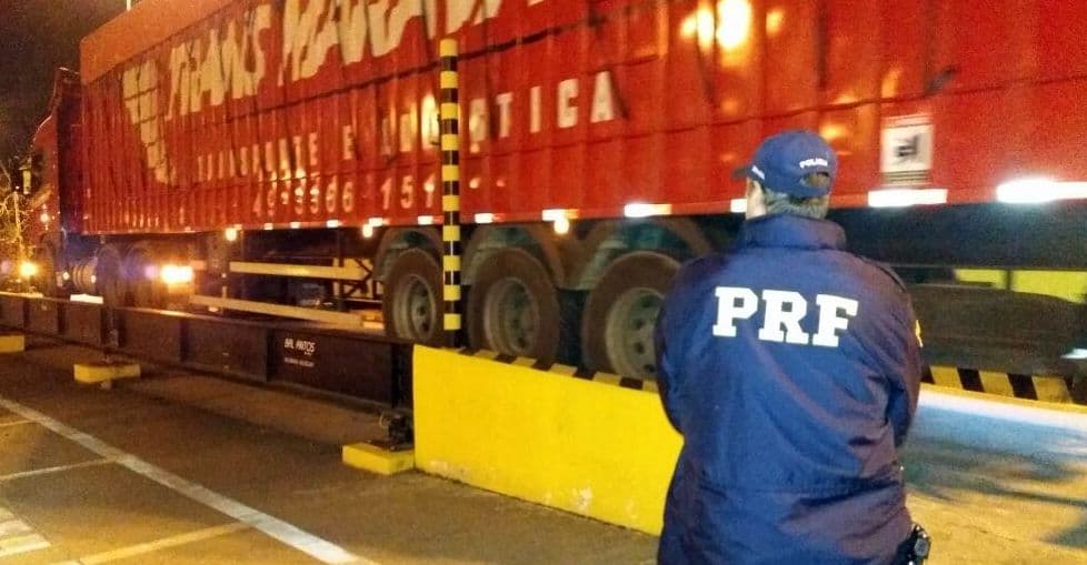 Policiais perceberam o volume excessivo da carga de toras de madeira e realizaram a pesagem do veículo | Foto PRF/Divulgação