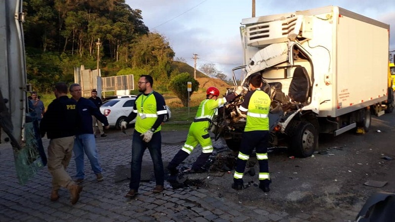 Condutor ficou preso na cabine do caminhão após colisão contra uma carreta | Foto Divulgação/OCP