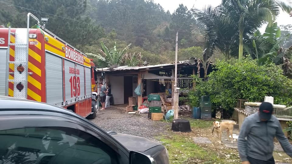 Incêndio atingiu parcialmente um galpão de madeira de aproximadamente 60 metros quadrados de uma chácara | Foto Belmiro Avancini/Divulgação