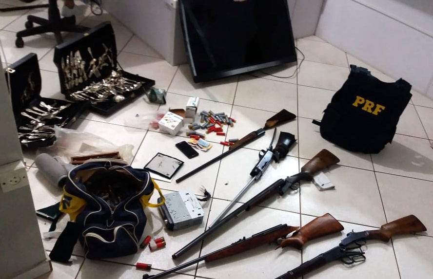 Foram encontradas cinco espingardas, três de calibre 22, uma calibre 32 e outra calibre 38 | Fotos Divulgação
