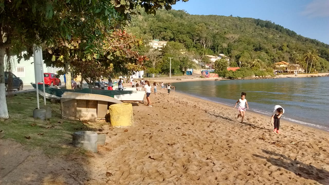 estudantes do ensino fundamental foram limpar a praia de Sambaqui ! Foto Divulgação/PMF