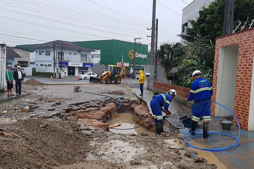 Vazamento na rua Caixa d'água foi ainda na madrugada. Equipes da Águas de Joinville trabalharam o dia todo para solucionar o problema  | Foto Divulgação Cia Águas de Joinville