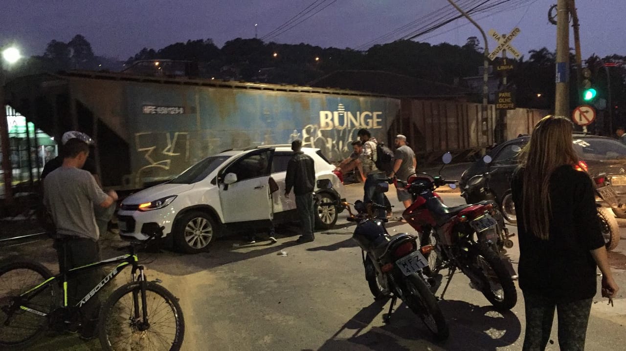 Caminhonete foi atingida por um trem e em seguida bateu contra um carro no bairro Itaum, em Joinville | Foto Divulgação/Redes Sociais