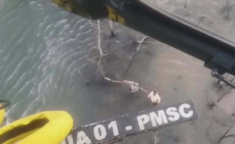 Dois homens que ficaram ilhados foram resgatados com apoio do helicóptero Águia | Foto Reprodução/CBMSC