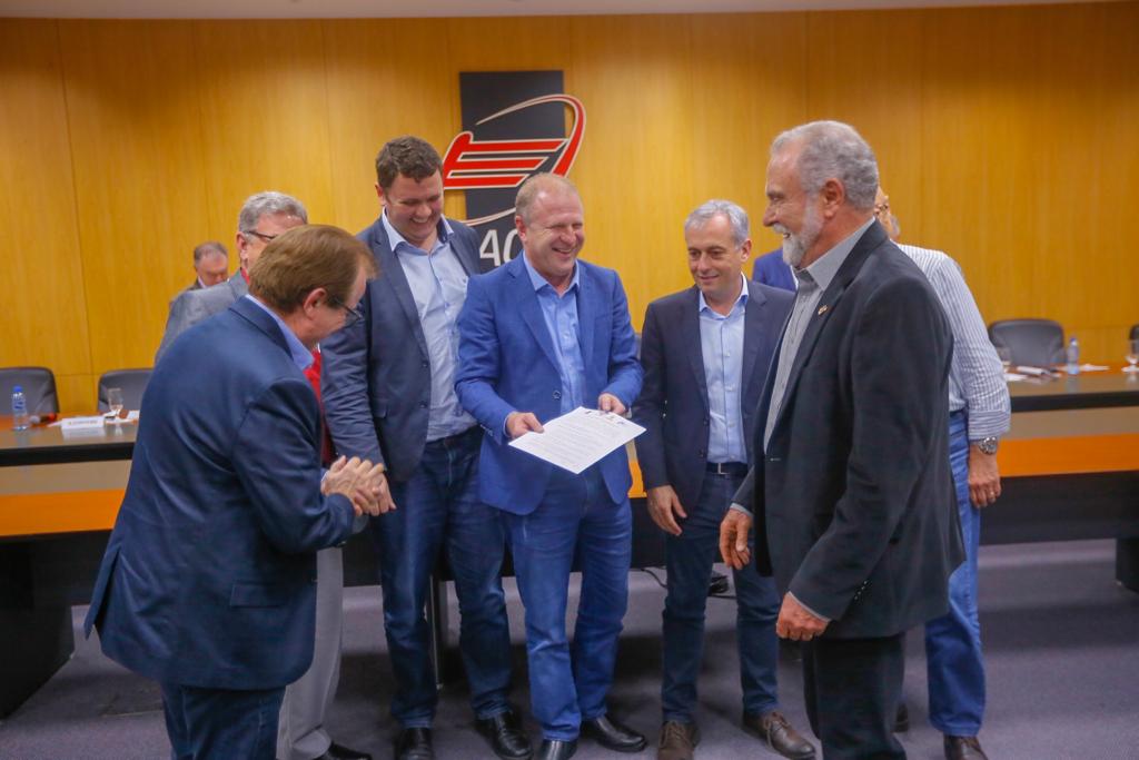 Documento foi assinado na noite desta segunda-feira (17) na Acij | Foto Luis Debiasi/Divulgação/Merisio 2018