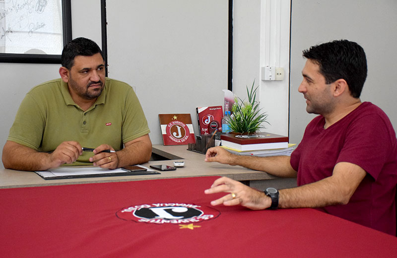Presidente Cristiano Humenhuk (E), e Coordenador de futebol, Eduardo Rodrigues (D), destacaram as principais metas do clube | Foto: Lucas Pavin/Agência Avante!  