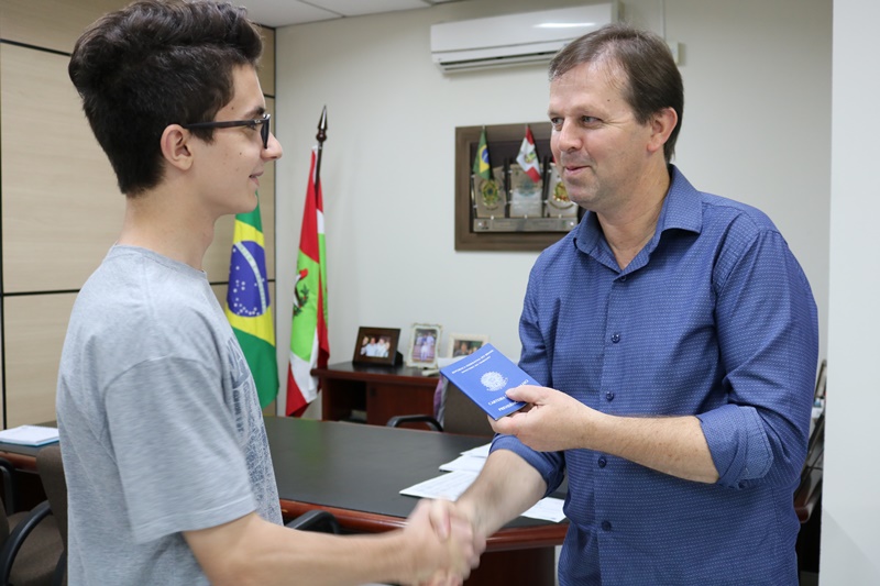 Nicolas Parlow Nichelatti, 15 anos, recebeu a primeira carteira de trabalho das mãos do prefeito em exercício, Anderson Kassner (PP) | Foto Divulgação/PMJS