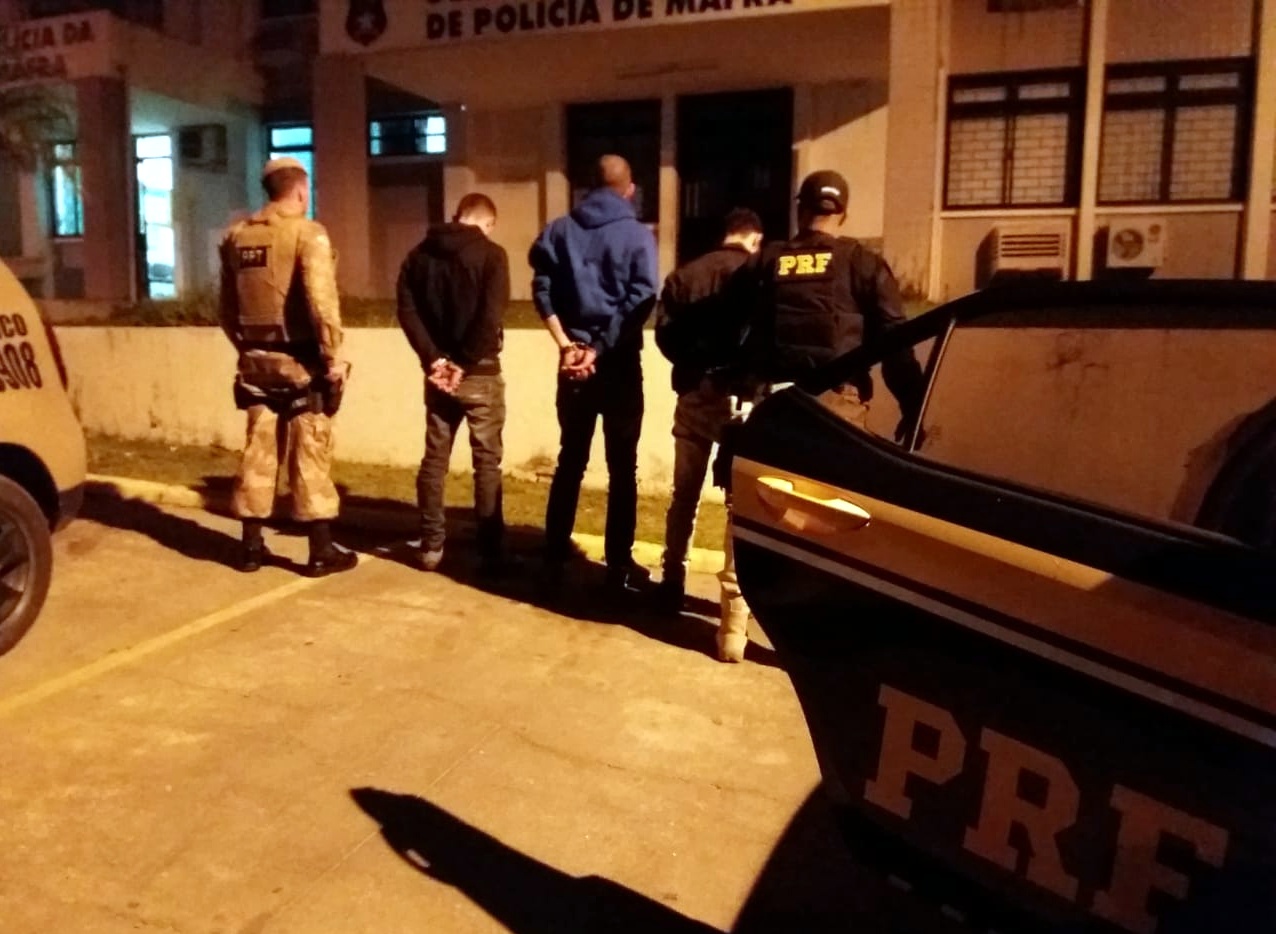 Procurados pela Justiça foram detidos na noite desta quinta-feira | Foto PRF/Divulgação