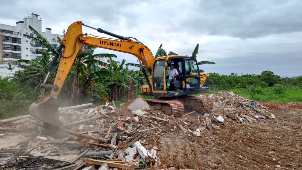 Prefeitura começou a demolição das quatro casas que estavam no local | Foto Leonardo Sousa/PMF