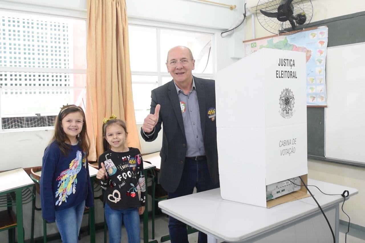 Paulo Bauer votou na escola Germano Timm, no centro de Joinville | Foto Divulgação