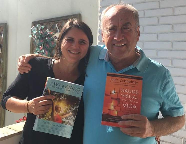 Sandra São Thiago com Meir Schneider, criador do Método Self-Healing
| Foto: Arquivo pessoal/Divulgação.