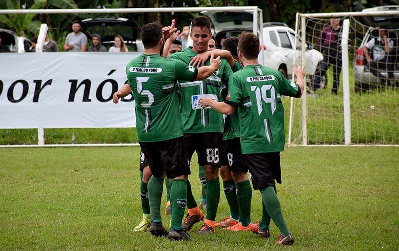 Guaramirenses comemoram o segundo gol marcado por Boca | Foto: Lucas Pavin/Agência Avante!