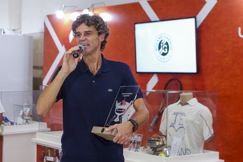 Guga recebeu o troféu oficial de Embaixador de Roland Garros | Foto Fernando Willadini/Divulgação