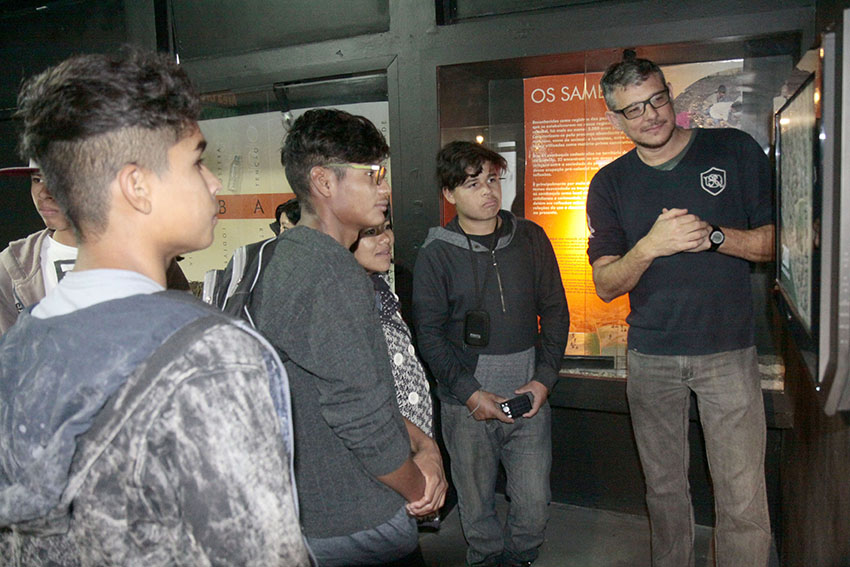 Indios Guaranis Visitam Museu de Sambaqui