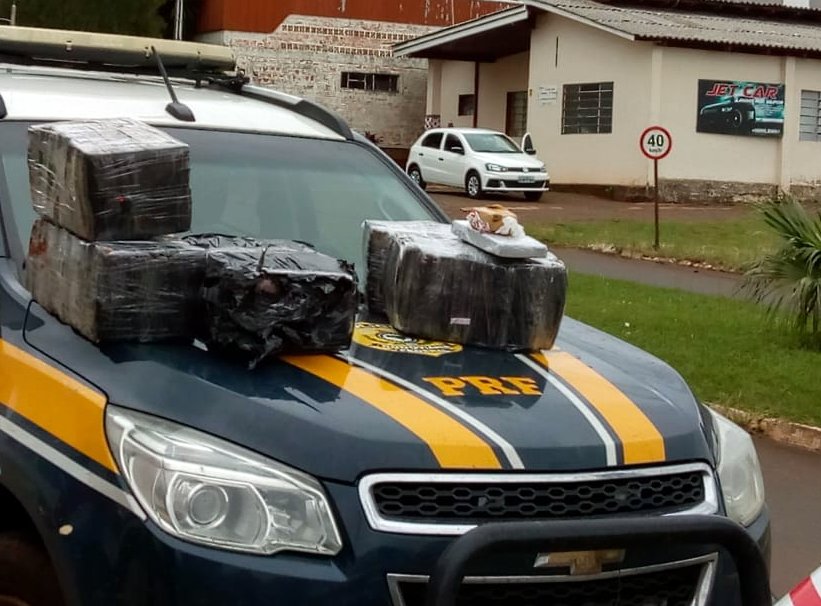 No porta-malas do veículo foram encontrados cinco fardos de maconha | Foto PRF/Divulgação