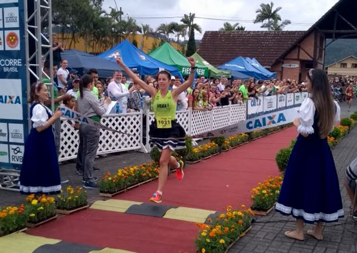 Simone Ferraz foi o maior destaque ao ser campeã geral da Meia Maratona de Pomerode | Foto: Divulgação